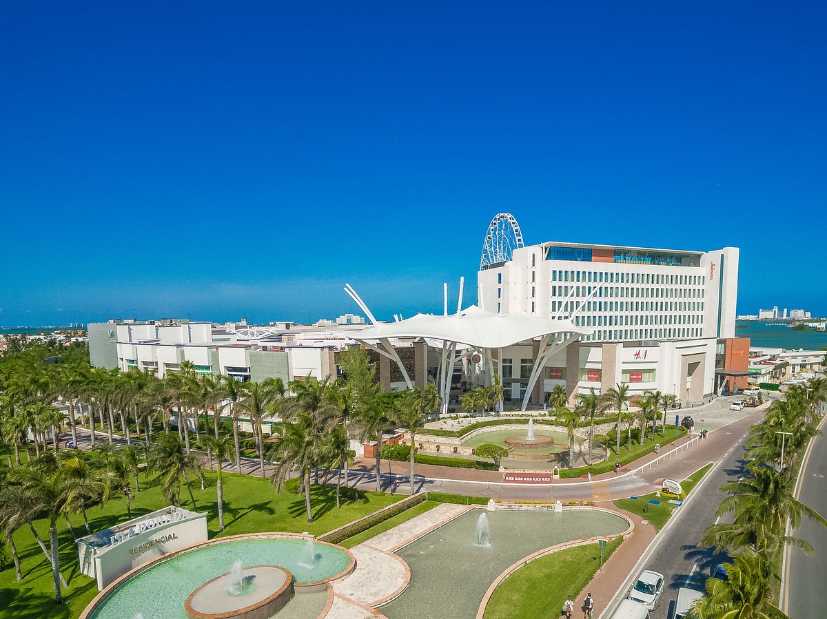 La Isla Shopping Village